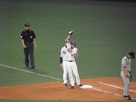 079 8回、荒木がセンター前ヒットで出塁