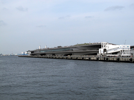 大桟橋を望む