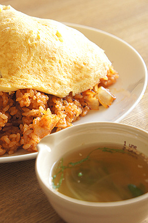 チキンライスとセロリのコンソメスープ