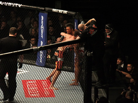 UFC 144 ジェイク・シールズvs秋山成勲 (3)