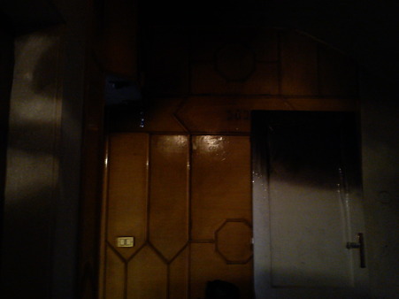 上部１／３が焦げ、取り外された玄関のドア