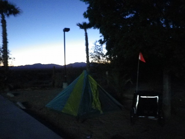 夕暮れのキャンプ