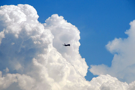 入道雲と飛行機