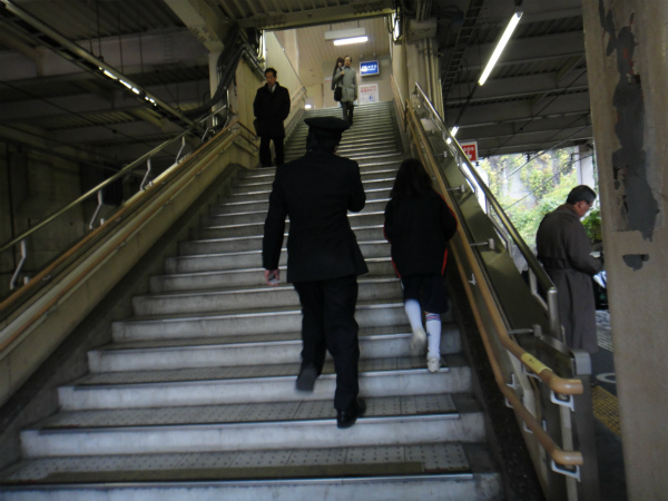 無事、暖かい駅員室へ行く事に