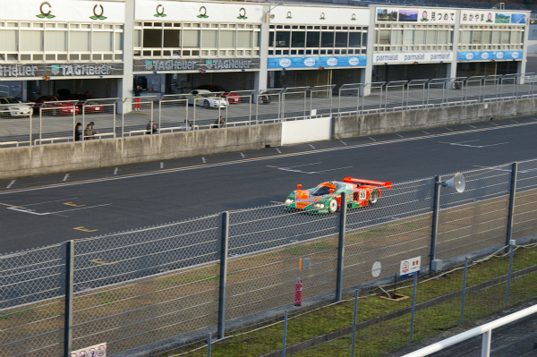 片山義美選手のドライビングでデモランするマツダ７８７B