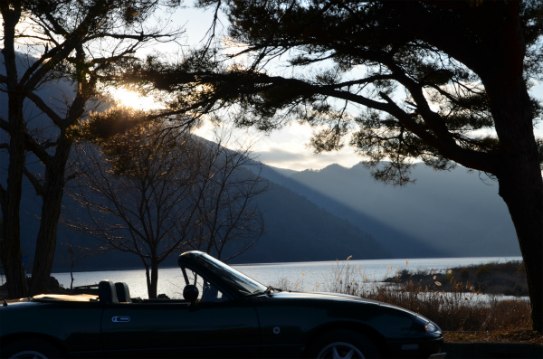 本栖湖に降り注ぐ夕方の光とユーノスロードスター
