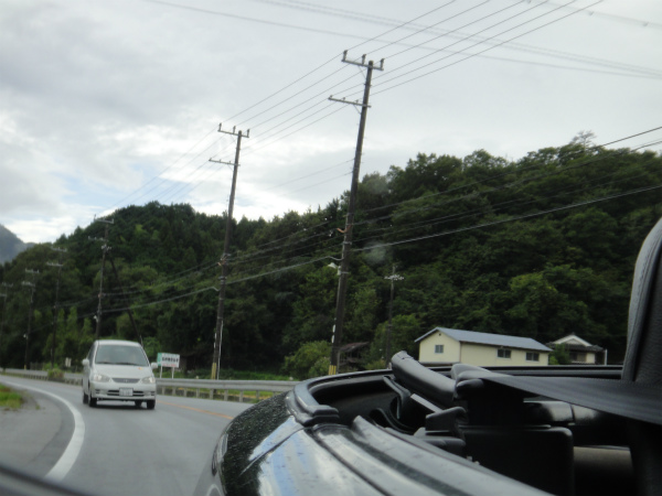 きっと「雨の中をオープンで走るなんて変な人」と思われている